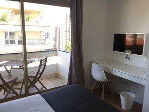 1 bedroom, Select Comfort beds, desk, blackout drapes - Republica83-Campo Pequeno Home (Lisbon)