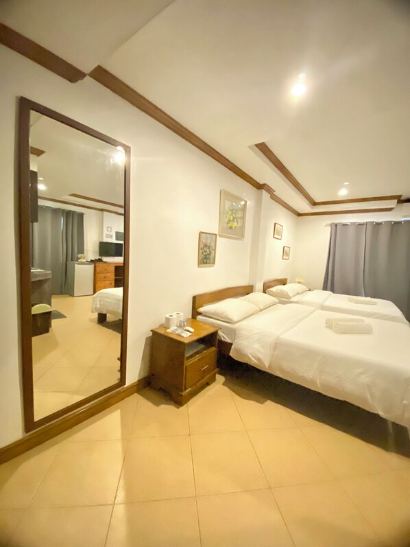 Deluxe Studio Suite, 2 Queen Beds | Desk, iron/ironing board, free WiFi, bed sheets - Bruce Beach Resort (San Juan)