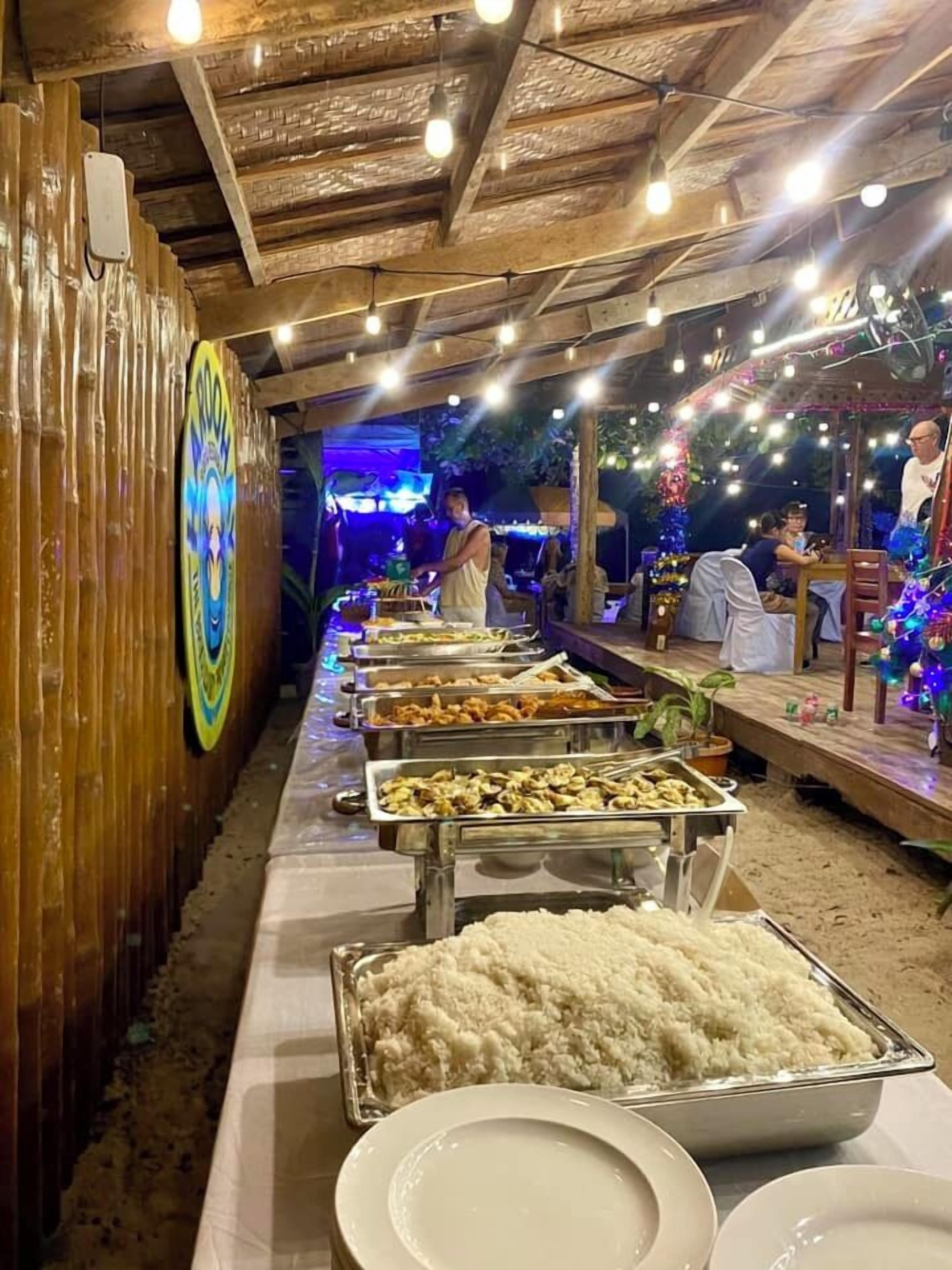 Ein reichhaltiges Buffet im Freien mit Speisenauslagen und einem Buffettisch.