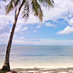 Na praia, prática de mergulho autônomo, passeios de caiaque