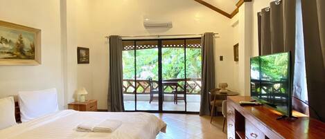 Habitació doble Deluxe, 1 llit de matrimoni | Planxa i posts de planxar, wifi gratuïta i roba de llit