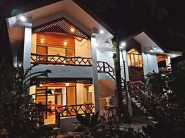 Fachada del alojamiento - Noche