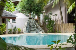 Una piscina al aire libre