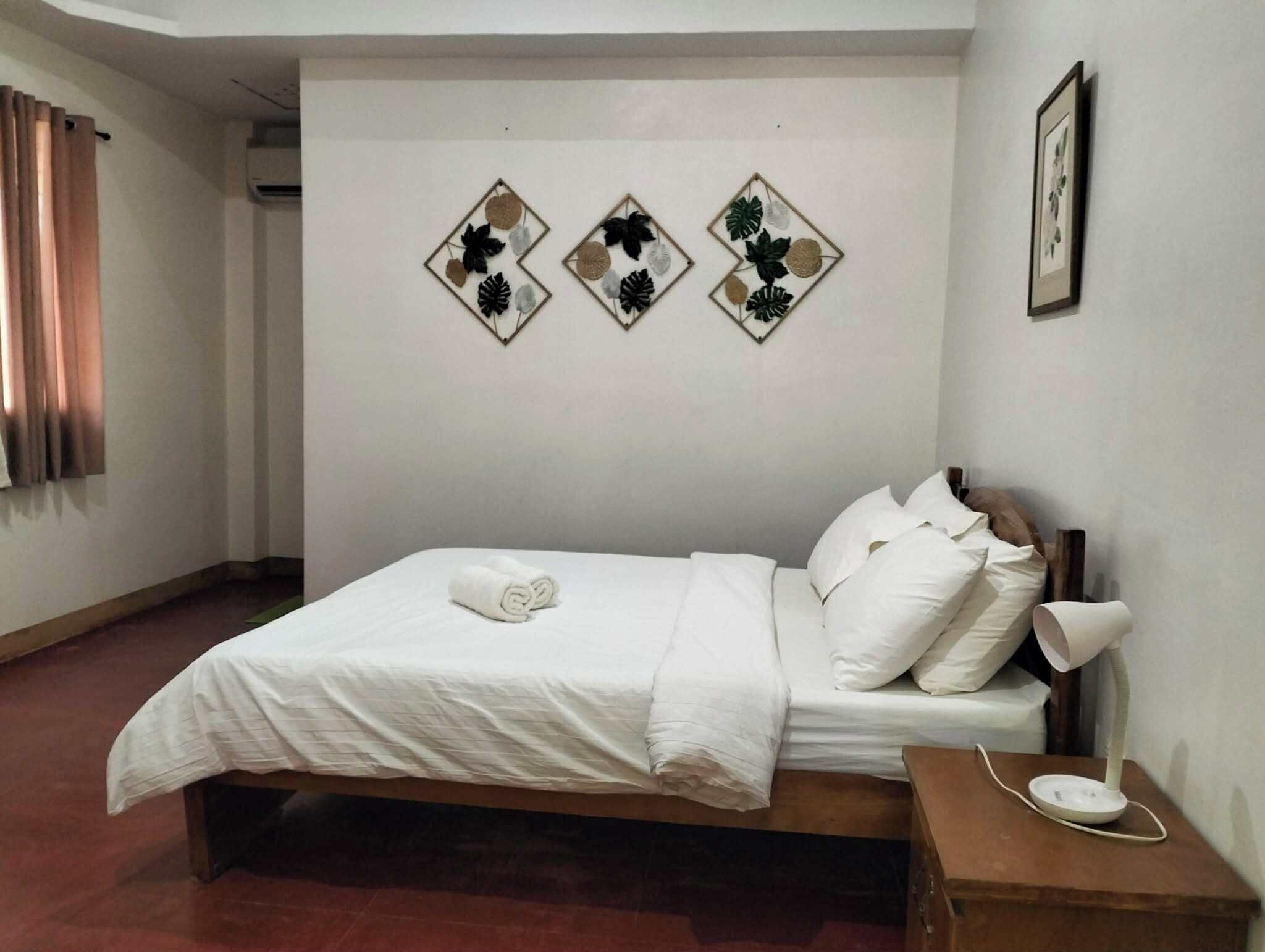 Habitación estándar, 1 cama Queen size | Escritorio, tabla de planchar con plancha, wifi gratis y ropa de cama 