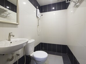 Suite Deluxe | Baño | Ducha, artículos de higiene personal gratuitos, bidé y toallas
