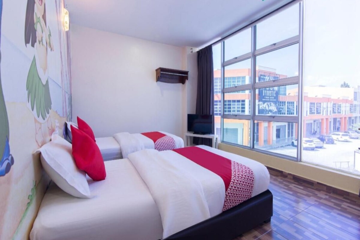 Hotellihuone, jossa on kaksi sänkyä, suuri ikkuna ja näkymä ulkona oleviin rakennuksiin.