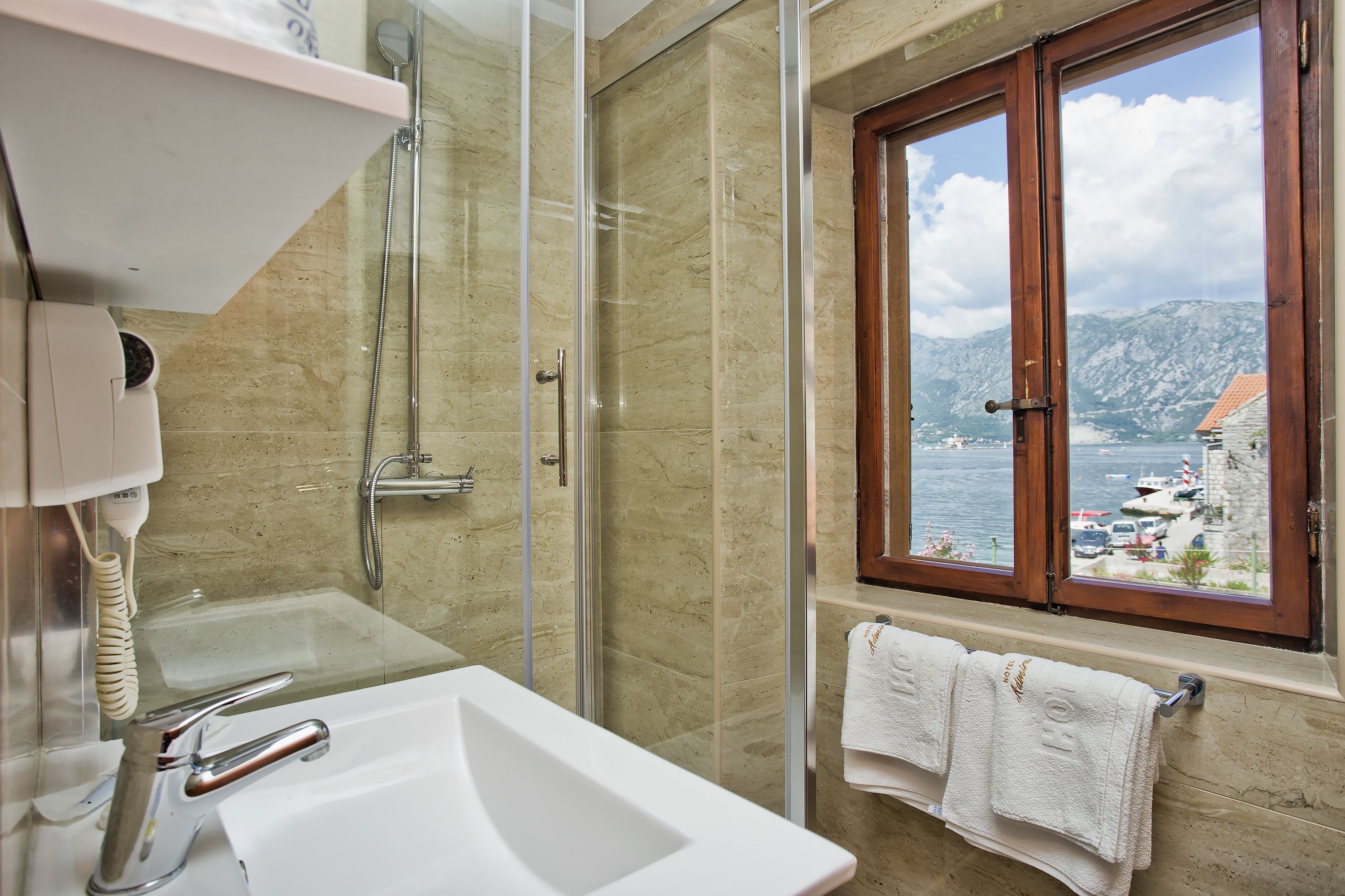 Phòng đôi Deluxe, quang cảnh biển | Phòng tắm | Buồng tắm vòi sen, đồ dùng nhà tắm miễn phí, máy sấy tóc 