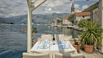 Se sirven desayunos, comidas y cocina mediterránea con vista a la playa