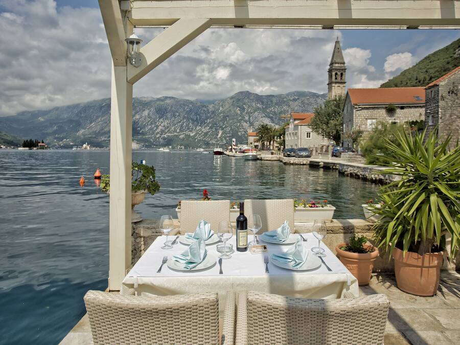 Frukost och lunch serveras, med utsikt mot stranden