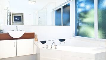 Rumah Deluks, 3 kamar tidur, pemandangan sungai | Kamar mandi | Bathtub dan shower terpisah dan bathtub dengan aliran air