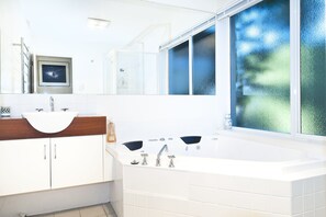 Deluxe House, 3 Bedrooms, River View | Bathroom | Separate tub and shower, jetted tub, free toiletries, hair dryer - Sandy Bay Sensation (Sandy Bay)