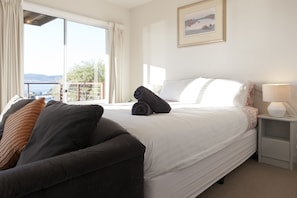 3 bedrooms, premium bedding, down duvets, individually decorated - Sandy Bay Sensation (Sandy Bay)