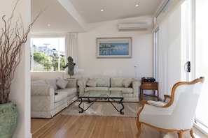 Interior - Sandy Bay Sensation (Sandy Bay)