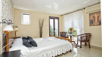 Classic Apartment | Premium bedding, minibar, individually furnished, desk