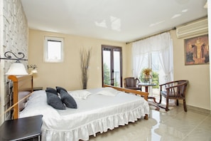 Classic Apartment | Premium bedding, minibar, individually furnished, desk - Apartments Admiral (Perast)
