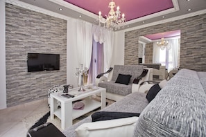 Comfort Apartment, Partial Sea View | Living area | LCD TV - Apartments Admiral (Perast)