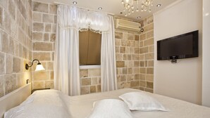 Comfort Apartment, Partial Sea View | Premium bedding, minibar, desk, soundproofing - Apartments Admiral (Perast)