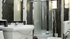 Comfort Apartment, Partial Sea View | Bathroom | Shower, jetted bath, free toiletries, hair dryer - Apartments Admiral (Perast)