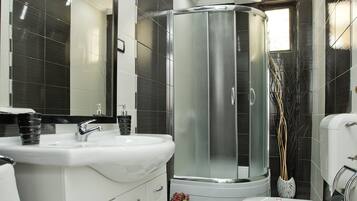 Comfort Apartment, Partial Sea View | Bathroom | Shower, jetted tub, free toiletries, hair dryer