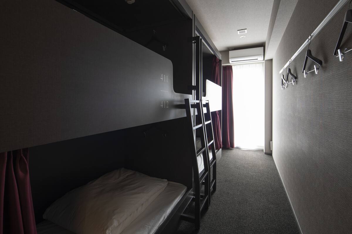 Eenvoudige slaapzaal, alleen vrouwen, niet-roken, gemeenschappelijke badkamer | Een kluis op de kamer, verduisterende gordijnen, gratis wifi, beddengoed
