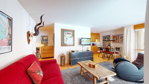 Fernseher, DVD-Player, Stereoanlage