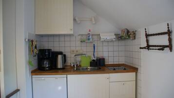 Geladeira, micro-ondas, fogão, cafeteira/chaleira