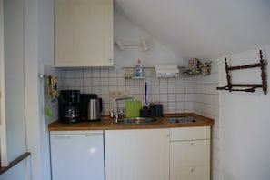 Kühlschrank, Mikrowelle, Ofen, Wasserkocher mit Kaffee-/Teezubehör