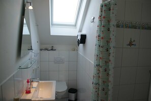 Shower, hair dryer, soap, toilet paper - Vacation home Fischerkate am Deich, 45069 - Holiday home Fischerkate am Deich, 45069 (Jemgum)