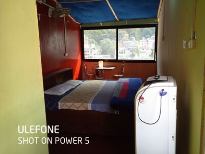 Sneha Home Stay With Ganga River, Amazing Mountain & Laxman Jhula Bridge View..