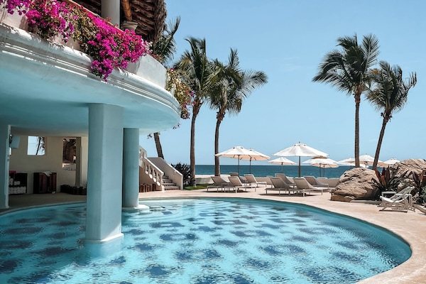 Utendørsbasseng og solsenger