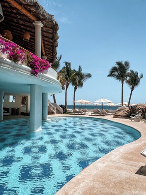 Outdoor pool, open 8:00 AM to 9:00 PM, pool loungers