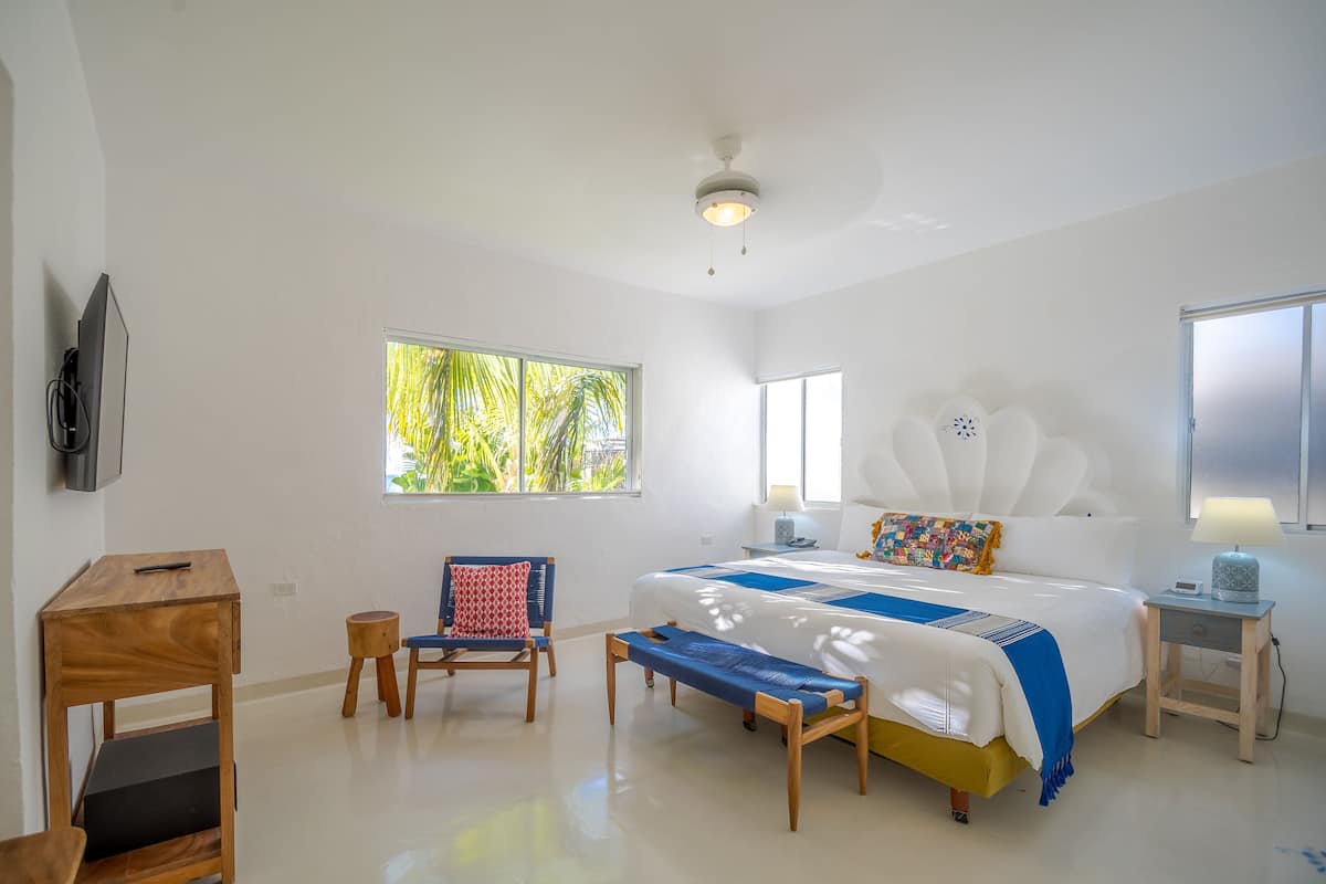 One Bedroom Partial Ocean View Suite | 2 phòng ngủ, két bảo mật tại phòng, trang trí khác biệt