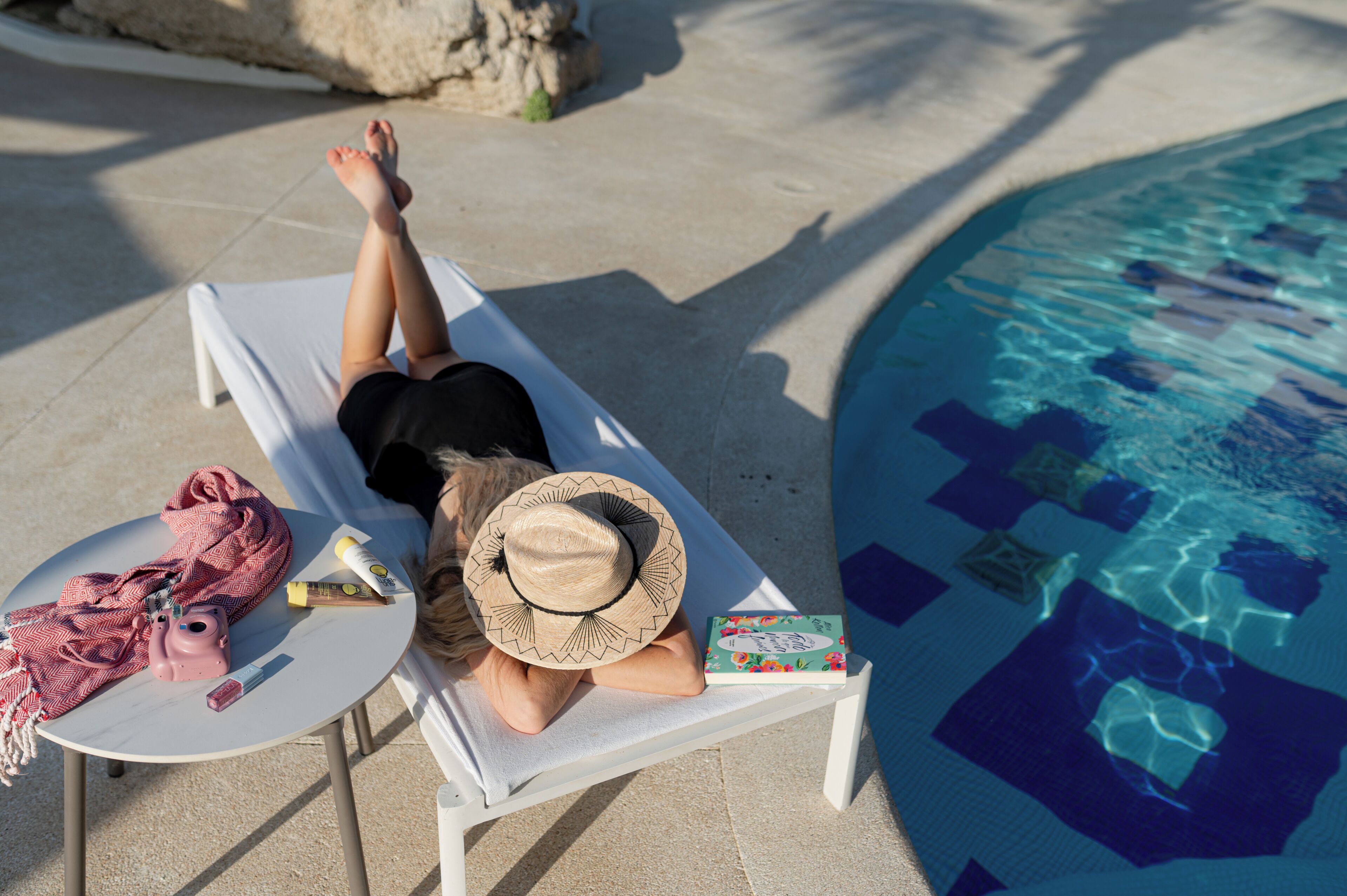 Outdoor pool, open 8:00 AM to 9:00 PM, pool loungers
