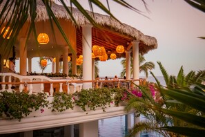 Se sirven desayunos, almuerzos y cenas; cocina mediterránea