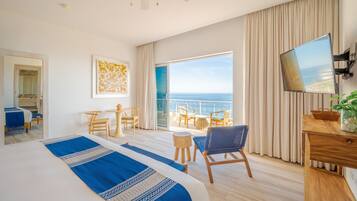 One Bedroom Ocean Balcony | Caja de seguridad en la habitación y decoración personalizada