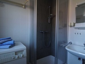 Dusche, Haartrockner, Handtücher, Toilettenpapier