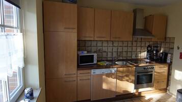 Kühlschrank, Mikrowelle, Ofen, Geschirrspüler