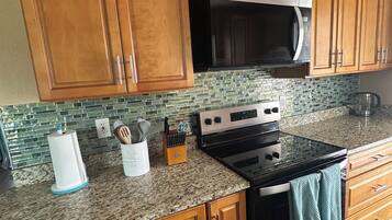 Coffee/tea maker, fridge, microwave, oven