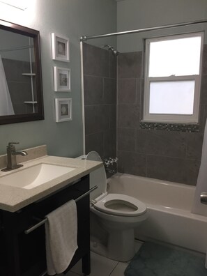 Duschwanne, Haartrockner, Handtücher, Toilettenpapier