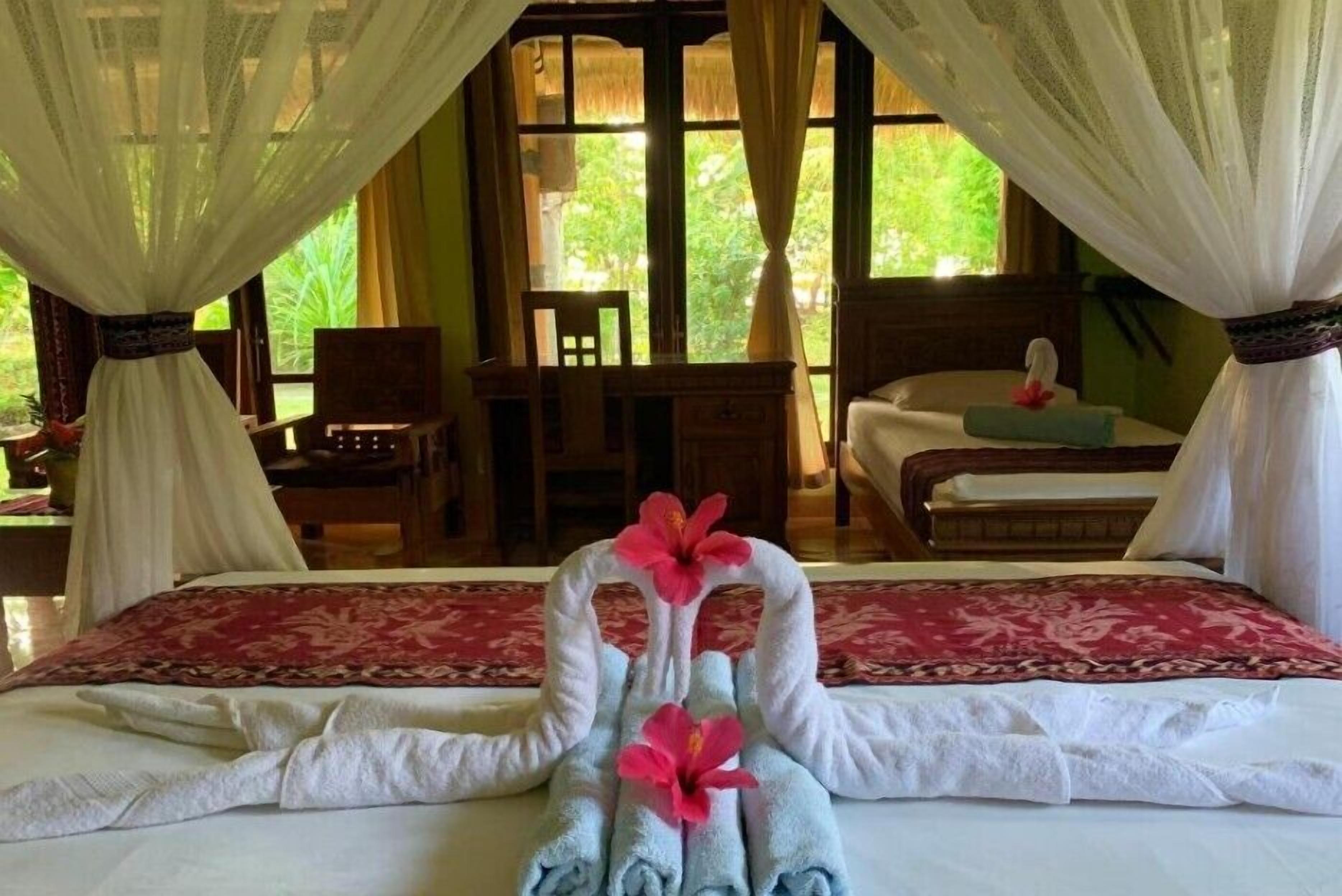 Deluxe Cabin, 1 Bedroom, Non Smoking | Individually decorated, individually furnished, blackout curtains