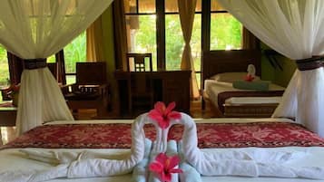 Deluxe Cabin, 1 Bedroom, Non Smoking | Individually decorated, individually furnished, blackout curtains