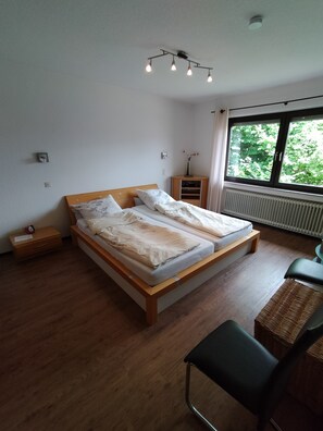 2 Schlafzimmer, Zimmersafe, Bügeleisen/Bügelbrett, WLAN