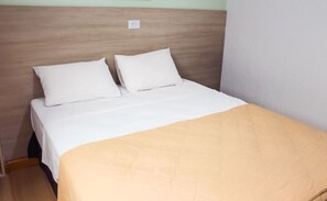 Economy Double Room, 1 Queen Bed, Private Bathroom | Minibar, desk, laptop workspace, free WiFi - Hotel Trevo MS (Campo Grande)