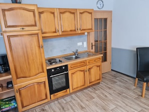Refrigerador, microondas, lavavajillas, cafetera/tetera
