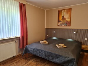 2 chambres, fer et planche à repasser, Wi-Fi, draps fournis