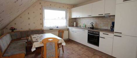 Réfrigérateur, four à micro-ondes, un four, lave-vaisselle