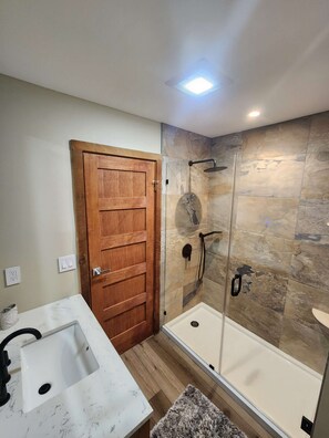 Bathtub, hair dryer, towels, soap - Killington Mountain View Townhouse (Killington)