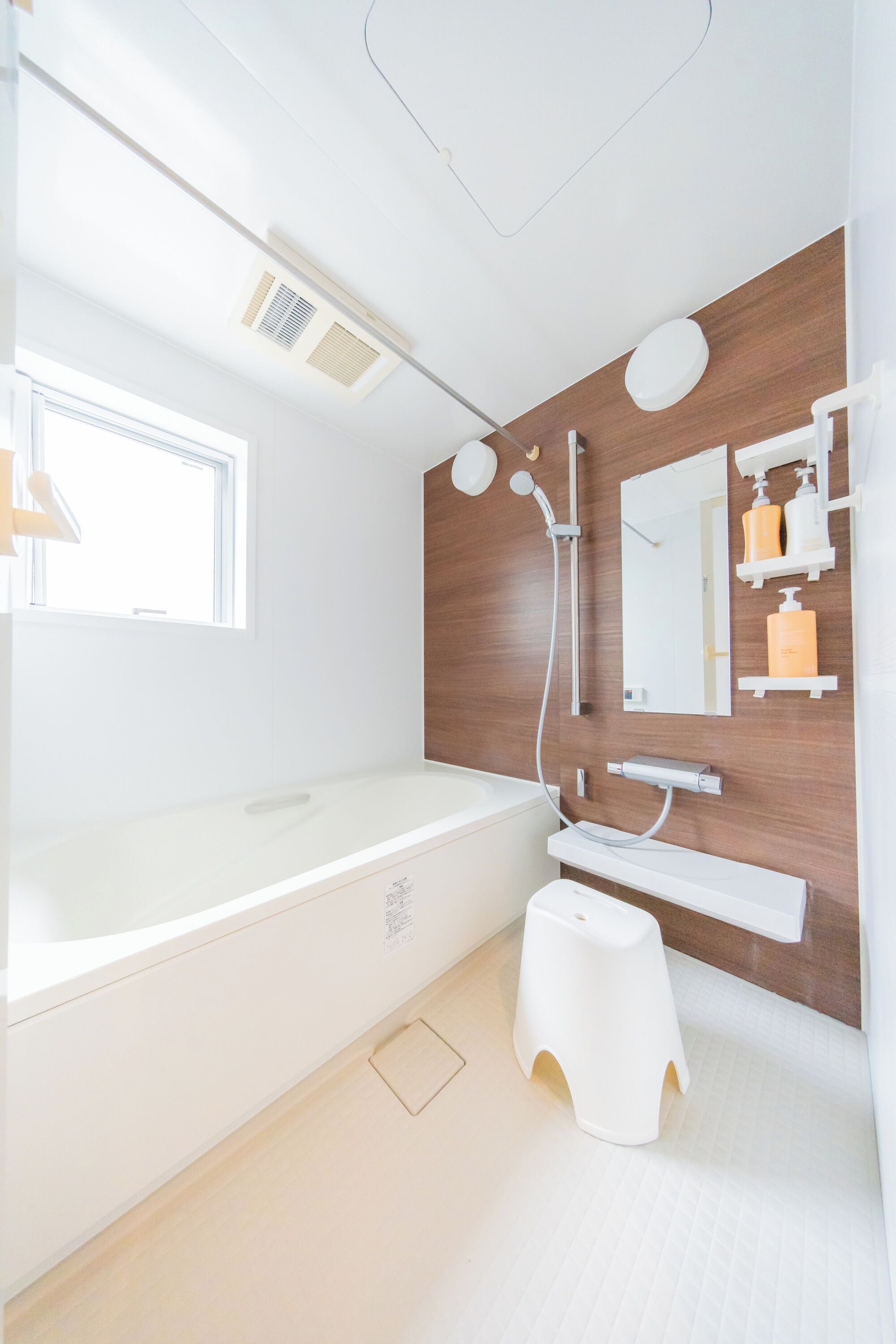 Casa design (Private Vacation Home) | Banheiro | Banheira e chuveiro separados, produtos de toalete grátis