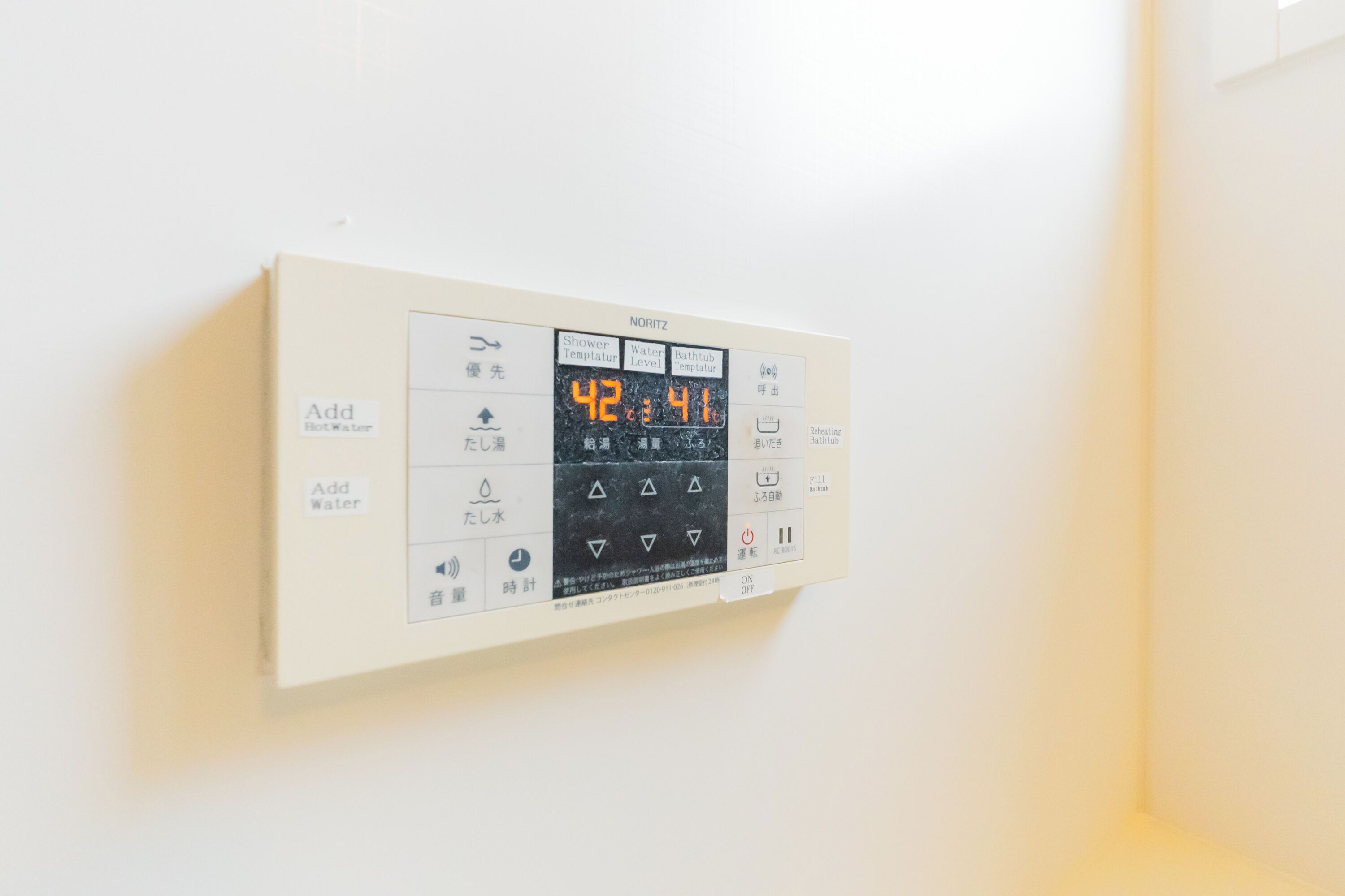 En digital termostat med inställningar för temperatur och funktioner för varmvatten och vattennivå.