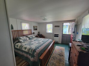 Free WiFi, bed sheets - Eagle Harbor- Harbor Pines: Rustic Autumn Comforts by the Harbor! (Eagle Harbor)